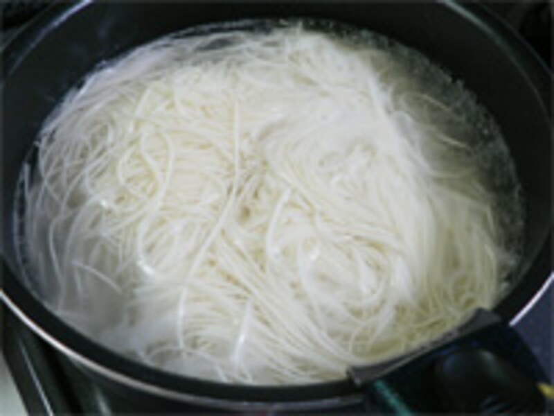 素麺を茹でる