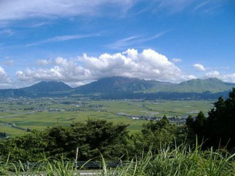 【熊本】外輪山を山越えする国道212号線から夏の阿蘇山を望む