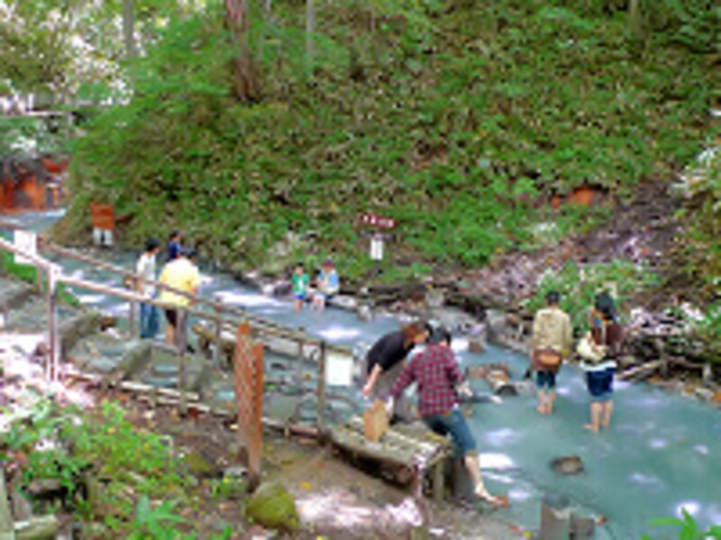 大湯沼川天然足湯