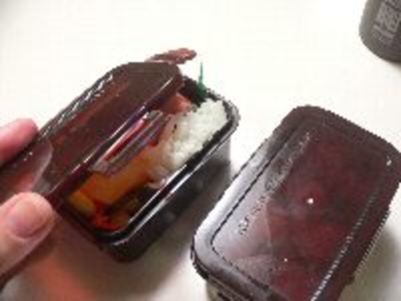 おかずを詰める