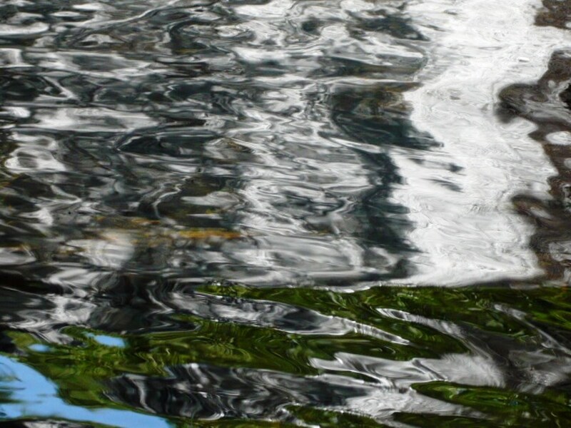 沖縄で沢歩きを楽しむ