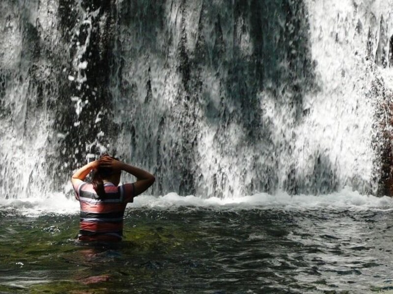 沖縄で沢歩きを楽しむ