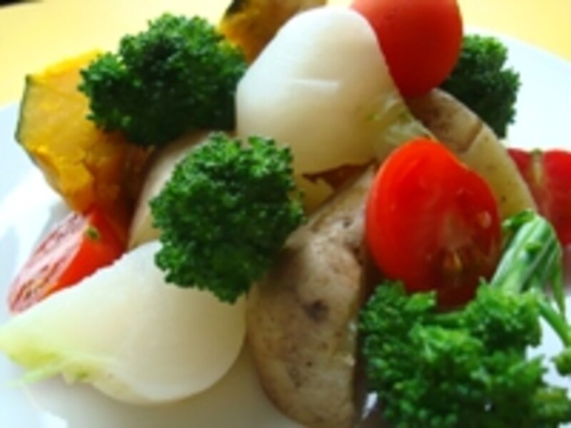 根菜類は蒸したりゆでたりして温サラダにすると、手軽にたくさん食べらます！