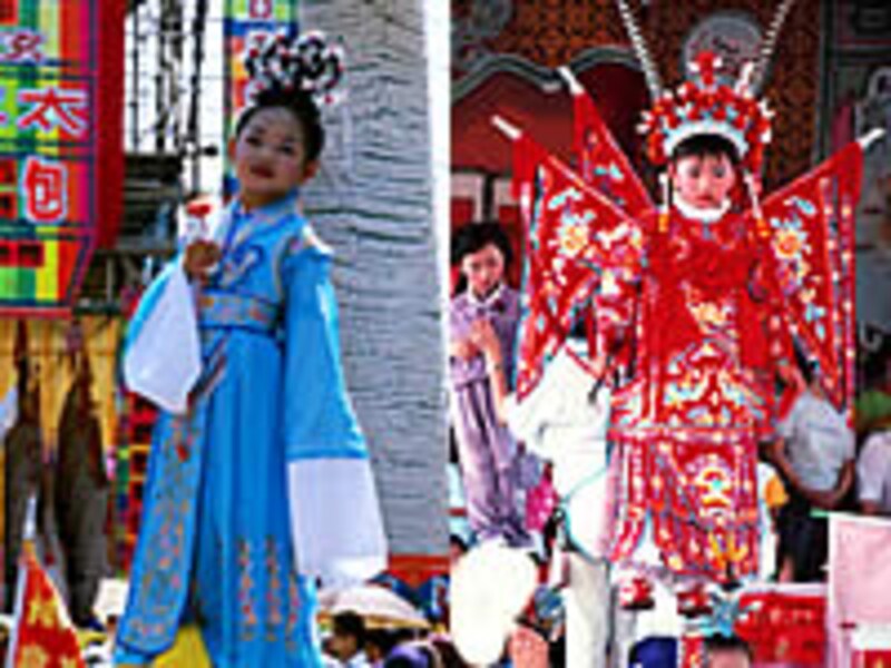 色とりどりの衣装、メイクで飾られた子どもたち