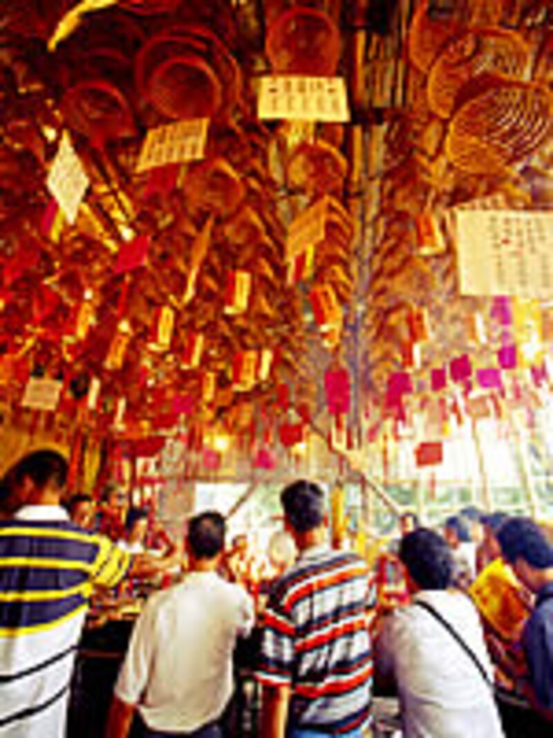 祈祷場で祈りを捧げる人々