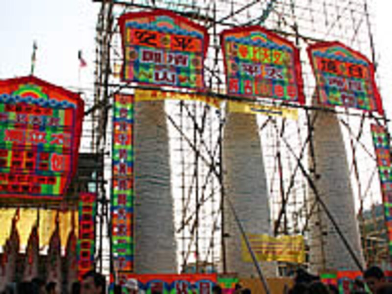 饅頭が貼り付けられた御輿