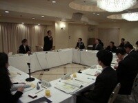 懇談会では毎回熱い議論に