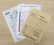 税務署でもらえる、医療費控除の申請書類一式。医療費の明細書の表が印刷された封筒がついており、これに領収書を入れて提出すると便利
