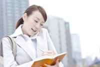 社会人2年目となると、新入社員の後輩もできたり、仕事も慣れて順風満帆! と言いたいところですが、お給料事情はちょっと違います