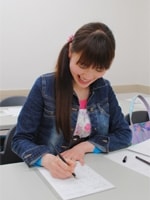 ペン字のレッスンは最近、とくに人気急上昇中のレッスンのひとつ。会社帰りにサラサラと文字を書く「美文字女子」も増えています!