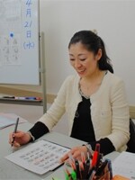 「文字を書くのがコンプレックスだった生徒さんが、いつのまにか特技に変わっているのを見るとすごいなって思いますよ」と笑顔で語る日比生優子先生です