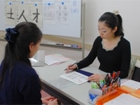 対面式の指導があることで、文字を書くリズムや力の入れ方など、細かいところまでしっかり学ぶことができます!