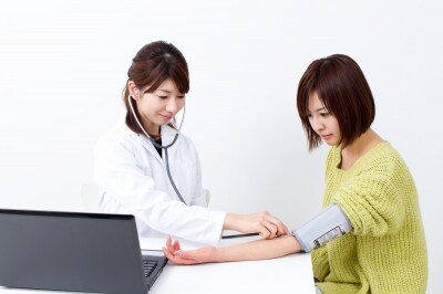 妊婦健診の診察前に毎回する検査は?