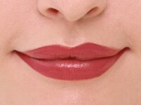 深みのあるレッドが信頼感のある印象をつくります。