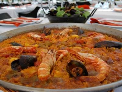 海を目の前に食べる魚貝パエリャは最高