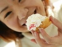 甘いものの食べ過ぎも肌を早く老化させる危険性が!