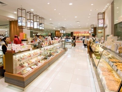 東京駅の利用者向けにフロアの駅側にお弁当屋さんが集まります