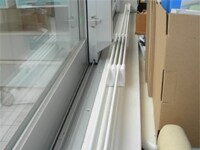 窓枠上に置くだけでOK。伸縮可能なので、状況にあわせて設置できます。