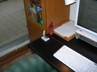 PCデスク横がにある窓下の枠上にある白いモノが、ウインドーラジエーター。窓に近い左手の冷たさが軽減されました!