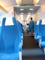 ブルーを基調にした車内。座席はゆったりとしていますが、くつろぐ間もなく終点に到着してしまいます