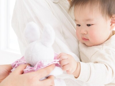 おもちゃを差し出すと手を伸ばしてつかむことも