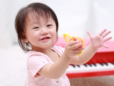 テレビやオーディオなどから音楽が聞こえると、ノリノリな反応を見せます