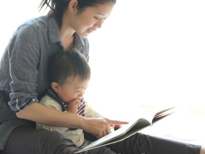 知っているものの絵を見つけると、指をさしたり、「ああー」「だー」と声を出したりします