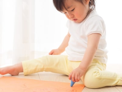 太いクレヨンやペンで、紙にぶつけるようにしながらなぐり書きを