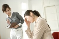 ひどい乳房痛や下腹部痛、いらいら、憂鬱などを感じる場合、「月経前症候群」かもしれません