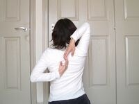 背中で手と手がつかめると肩の柔軟性はかなりよい