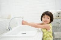 ウイルスによる感染性胃腸炎。下痢の繰り返しによる脱水になりやすいので、気をつけなければなりません