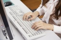 日々のデスクワークが要因となる場合があります