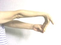 2.右手首を先ほどと反対側へ