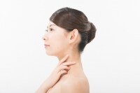 肩こりは自覚症状が無くても、頭や腕の可動範囲が狭まることで確認することができます