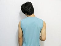 5.顔を左斜め下へ、そして右ひじは曲げます