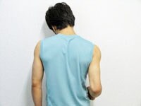 6.さらに頭を倒し、右肘を下げます