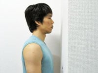 1.壁に向かい立ちます
