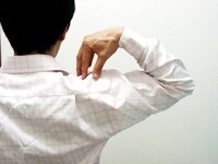 肩こりに関わる複数の筋肉をほぐしていきます