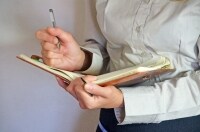 筆記など通常は簡単にできる動作でも手や腕に不快感を伴う場合があります