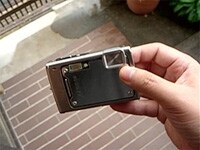 画像クリックで実際にコンクリに落としている動画をダウンロードできる。落としているのは旧機種のμ1030SW。