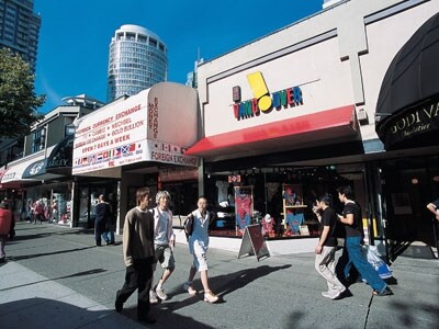 地元のバンクーバーっ子、観光客でいつもにぎわうロブソン通り