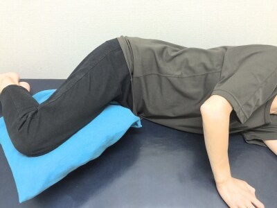 横向で寝転がる際、枕やクッションを挟むと楽に感じられることがあります
