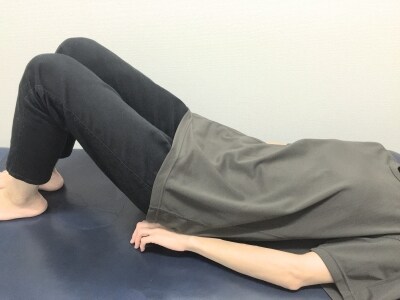 仰向けで膝を立てるだけでも腰の違和感が軽減されることがあります