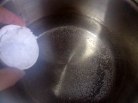 鍋に水と塩を入れる