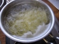 パスタを茹でる