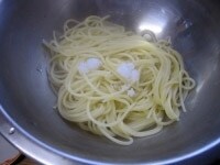 パスタを引き上げる