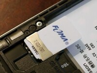 携帯電話に差し込まれているSIMカード