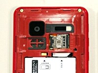 ほとんどの場合、microSDカードは裏蓋を外したところにある。バッテリーを外さないと見つけられないこともある