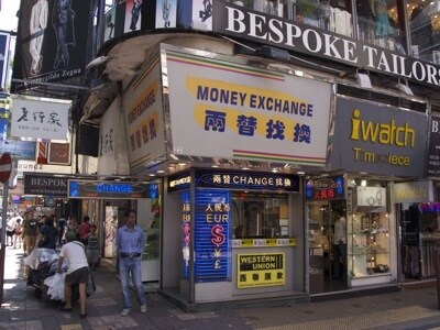 繁華街の両替店