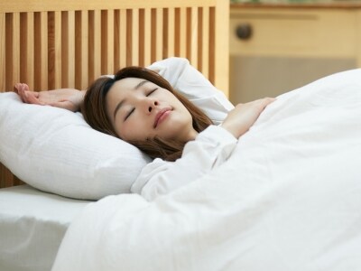 眠る女性